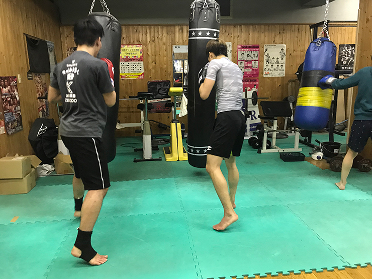 札幌市中央区のキックボクシングジムクラス練習風景
