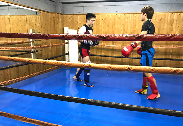 札幌市中央区のキックボクシングジムクラス練習風景